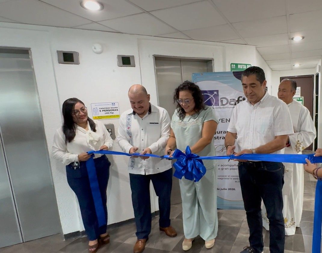 Corte de listón en las nuevas oficinas de DAFI S.C. plaza Campeche